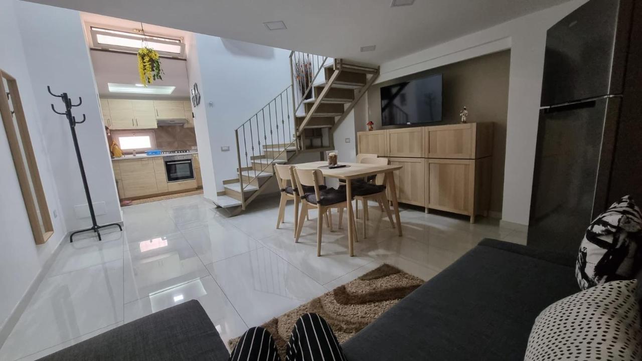 The Lucky House Center Apartment